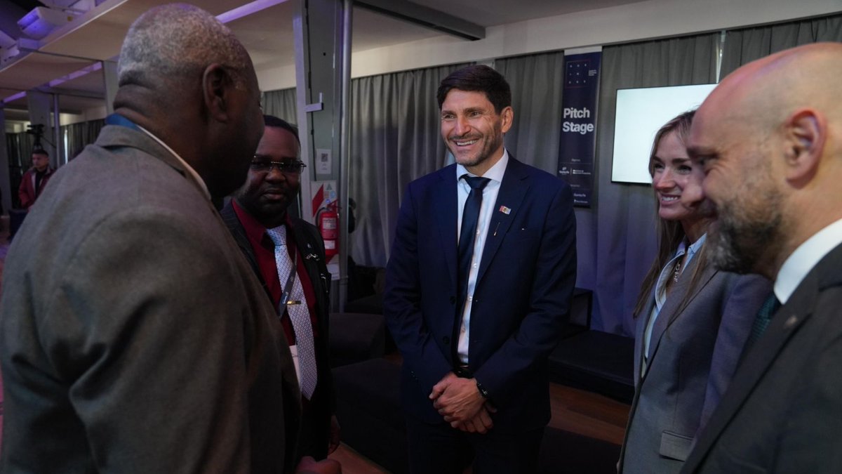 CacuCandido's tweet photo. Ayer vivimos el segundo día del Santa Fe Business Forum. 

@maxipullaro y @GustavoPuccini  inauguraron el Foro de Inversiones, mientras seguían las rondas de negocios internacionales. Santa Fe mostrándole al mundo lo que produce y lo que sabe hacer, la fuerza de nuestras empresas, de nuestra innovación, de nuestros emprendedores y de nuestros trabajadores.

Se sumaron fondos de inversión, startups de base tecnológica, embajadores de Panamá, Guatemala y Perú, la Mesa de Gas, Petróleo y Minería, y herramientas concretas como el fondo de garantías santafesino para que las pymes accedan al crédito. 

Defendemos un Estado agil, creativo y eficiente, que articula con el sector privado para que las empresas santafesinas lleguen al mundo. 

Mientras otros discuten, acá generamos trabajo, inversión y futuro.