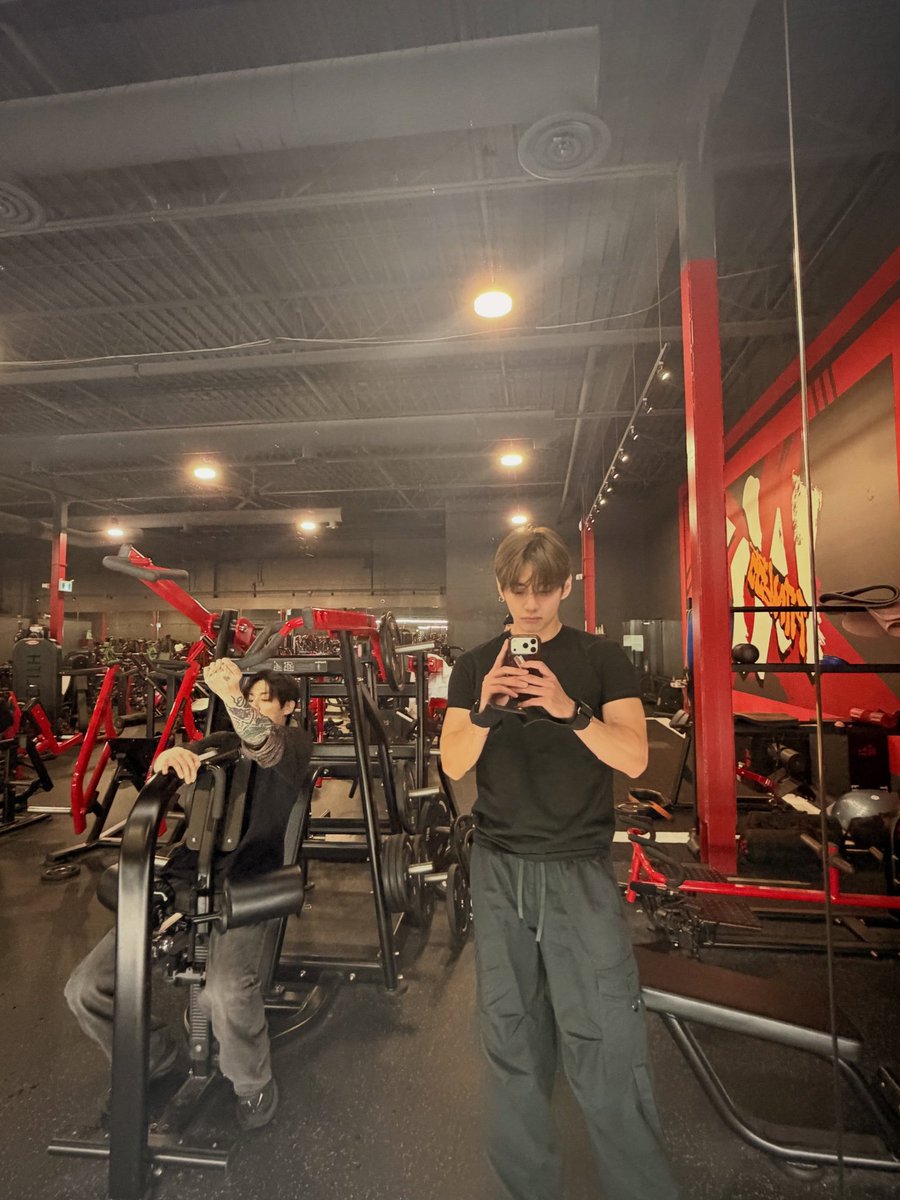 Taehyungimpact's tweet photo. TAEHYUNG AND JK AT GYM https://t.co/1RzmUVvnaQ