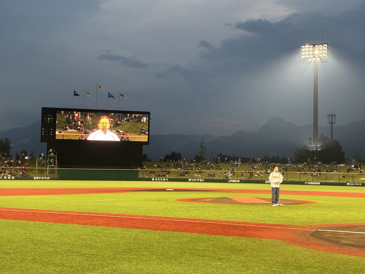 iwateculspo's tweet photo. 試合前セレモニーには達増知事が登場！

岩手県より両チームへ県産米「金色の風」を贈呈しました🌾

#きたぎんボールパーク
#RakutenEagles
#金色の風 https://t.co/Sde4lc7iG6