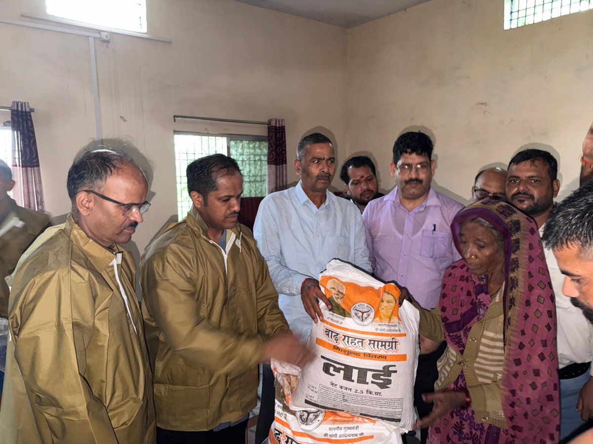 ChitrakootDm's tweet photo. बाढ़ प्रभावित परिवारों को राहत सामग्री का वितरण

माननीय विधायक मानिकपुर, जिलाधिकारी एवं पुलिस अधीक्षक द्वारा विकासखंड मानिकपुर अंतर्गत ग्राम पंचायत डोडा माफी के ग्राम सचिवालय में बाढ़ प्रभावित परिवारों को राहत सामग्री वितरित की गई।

जिला प्रशासन द्वारा प्रभावित परिवारों की सहायता हेतु 26 प्रकार की आवश्यक खाद्य एवं दैनिक उपयोग की सामग्री से युक्त 40 राहत किट वितरित की गईं।

प्रभावित क्षेत्रों में जिला प्रशासन द्वारा लगातार निगरानी एवं सर्वेक्षण कराया जा रहा है। सभी पात्र प्रभावित परिवारों को नियमानुसार आवश्यक सहायता उपलब्ध कराई जाएगी।

#Chitrakoot #FloodRelief #FloodRelief2026 #UttarPradesh #UPGovernment #ReliefWork #DisasterManagement #PublicService #FloodAffected