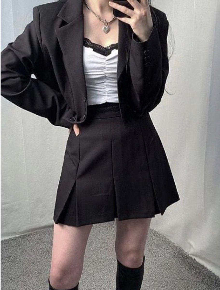 anannyeong7's tweet photo. 시간이 ㅈㅉ 많이흘렀구나 내 기억 시즈니는 이런옷입고 힙한 미녀들 많은 팬덤이였는데
이런 시즈니들도 결혼하고 애낳는 때가 온거구나
+ 해찬이 20대후반이라는거 자체가 구라같음 https://t.co/FvQb0fIoz1