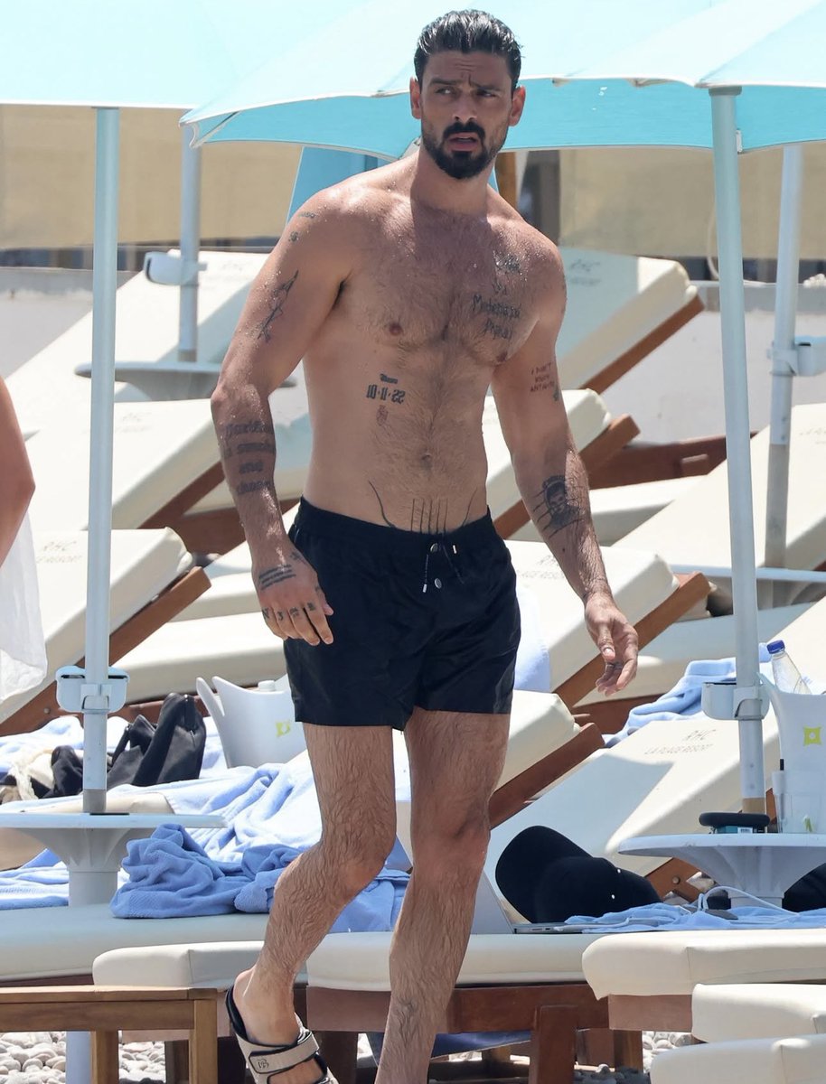 gossipmagazinn's tweet photo. Michele Morrone, boxerını giyerken çekilen görüntülerle ilgili açıklama yaptı:

“Çok görmek istiyorlarsa açardım.” https://t.co/rck7HypH3F