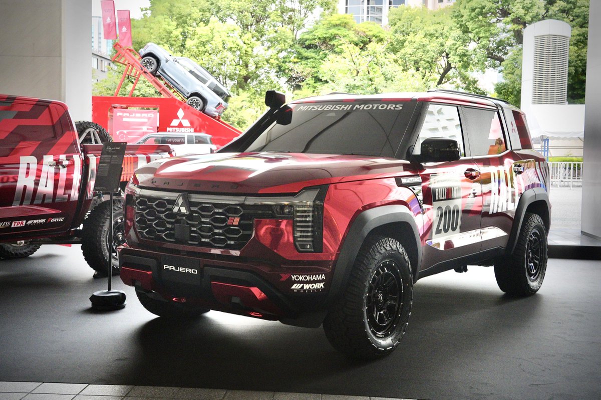 ralliart_jp's tweet photo. 本日世界初披露した新型パジェロ。
 ワールドプレミア会場では、トライトン ラリーカー AXCR2026と同じカラーリングを纏った新型パジェロ ラリーコンセプトモデルを展示しました🔥

#RALLIART #AXCR https://t.co/TyaD2CL8mL