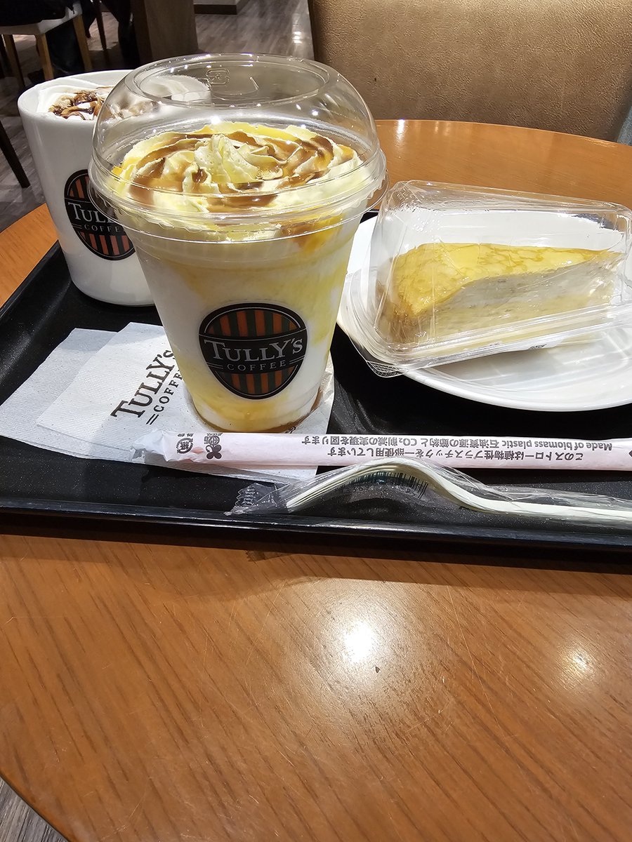 AwuXblUtc023110's tweet photo. 今日！待ちに待ったTULLY'Sのおいもの日！！

早速飲んできたうぇい
おいもと笠間の栗シェイクール

後ろに見えるのは幻影。。。

#ぷぅの食いしん坊万歳 https://t.co/XltDwddBF4
