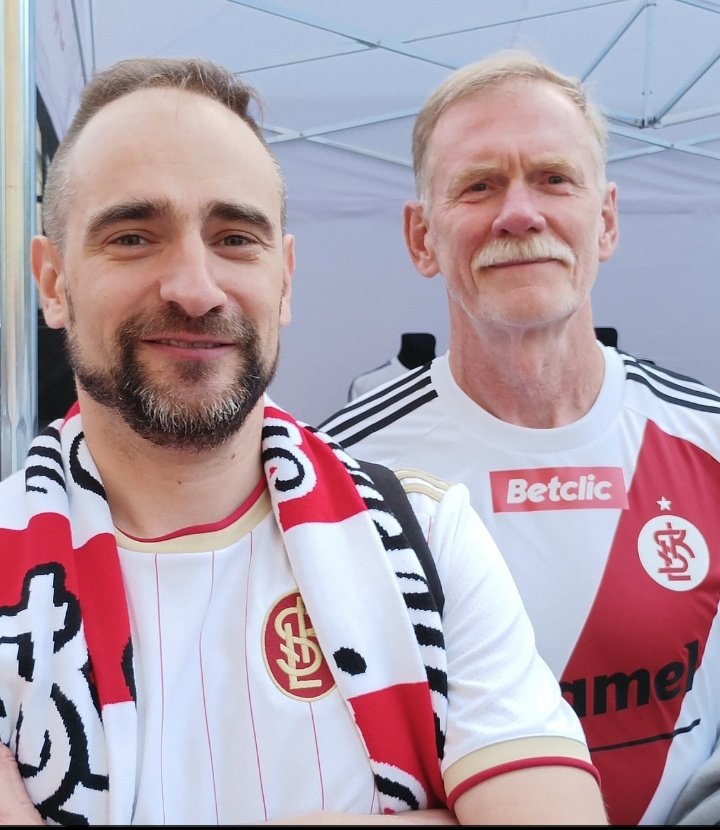 Florentynowicz's tweet photo. #TegoDnia #2września 1961 r. urodził się Witold Bendkowski, legenda @LKS_Lodz.
W lidze zagrał dla ŁKS-u 376 razy, a ponadto grał też w Pucharze Polski (finał 1994) i europejskich pucharach (mecze z Porto, Kapazem, Manchesterem United i Monaco).
Sto lat dla pana Witolda
🎉🎊🥂🎂🎁 https://t.co/cV4QF7wsz3