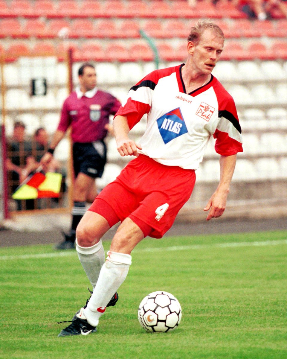 Florentynowicz's tweet photo. #TegoDnia #2września 1961 r. urodził się Witold Bendkowski, legenda @LKS_Lodz.
W lidze zagrał dla ŁKS-u 376 razy, a ponadto grał też w Pucharze Polski (finał 1994) i europejskich pucharach (mecze z Porto, Kapazem, Manchesterem United i Monaco).
Sto lat dla pana Witolda
🎉🎊🥂🎂🎁 https://t.co/cV4QF7wsz3