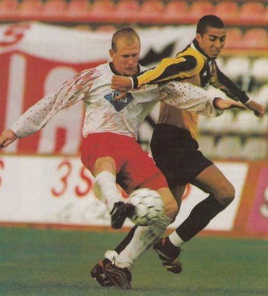 Florentynowicz's tweet photo. #TegoDnia #2września 1961 r. urodził się Witold Bendkowski, legenda @LKS_Lodz.
W lidze zagrał dla ŁKS-u 376 razy, a ponadto grał też w Pucharze Polski (finał 1994) i europejskich pucharach (mecze z Porto, Kapazem, Manchesterem United i Monaco).
Sto lat dla pana Witolda
🎉🎊🥂🎂🎁 https://t.co/cV4QF7wsz3