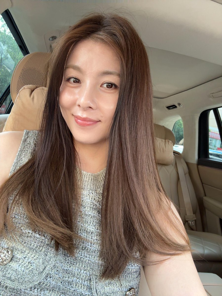 rozarsln's tweet photo. 人到中年，選擇合群還是堅持自我。合群是生存，獨處才是生活。不為了迎合磨掉稜角，把時間留給值得的人與事 https://t.co/KEhC4b7erk
