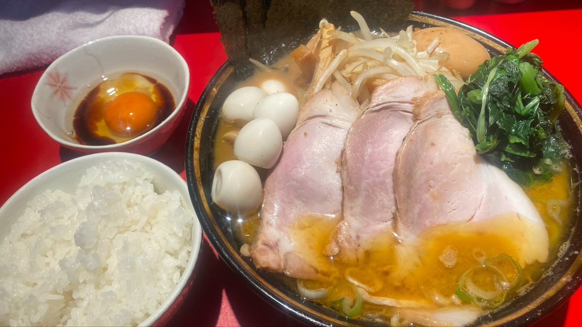 Sawgen1's tweet photo. 厚木家
中チャ、味玉、うずら、竹の子もやし、生卵と卵づくし。

久々でつい欲張ってしまった。
吉村会長が認め名実ともに家系ラーメンNo.1になった厚木家さん

何が凄いって他が中チャ1700円とか馬鹿みたいに値上げする中、1290円とどこよりも安い。

味を守るため価格を上げる他店とは違い、

お客の満足を守るためクオリティを保ちつつ味を変えてしまう潔さ。

流石No.1としか言いようがない