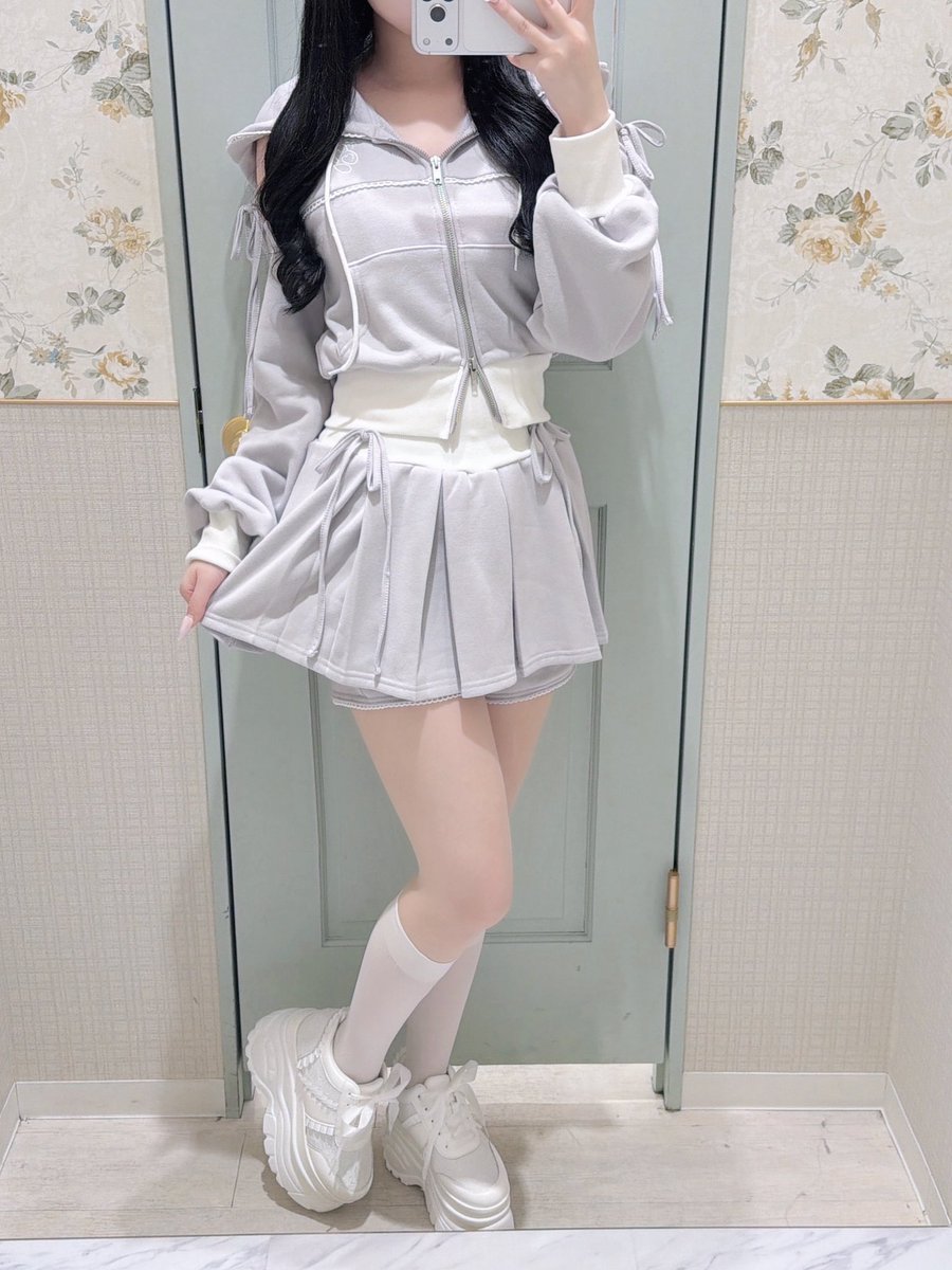 evelyn_tokyo's tweet photo. 名古屋パルコ店

🩵#ショルダーリボンスウェットセット
price : ¥14,800- 
color : BK / PI / IBU
⁡
大きめフードや、肌見せが
あざと可愛いセットアップ⸝⸝⸝♡︎

ダブルジップパーカーとハイウエストSKで
細見えするデザイン🫧
⁡ https://t.co/T1JqmHjwwB