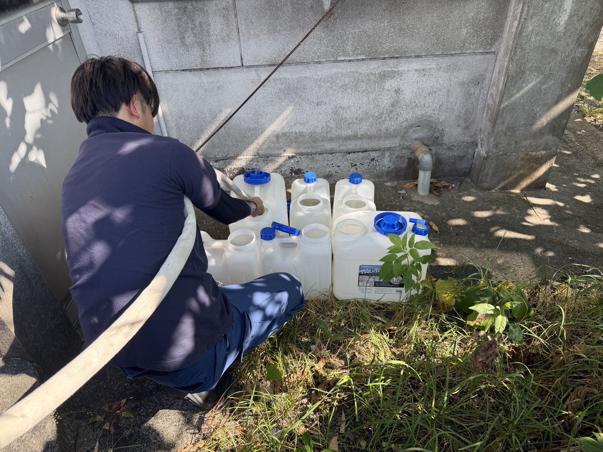 lovepocketfund's tweet photo. 令和8年熊本地震支援プロジェクト
皆さまのご支援に、心から感謝いたします。

第一弾支援について、現地の写真が届きました。

八代青年会議所では、自ら物資を取りに行けない被災者のためにご自宅まで物資を運んだり、地元の飲食店と連携し炊き出しの支援などを行っています。

ご自宅まで物資を配送した高齢の被災者からは
「すごく助かります。水分、お茶とか水とか、 重い物とかが特に。」という声も寄せられているとのことです。

https://t.co/FhvzoDfVSQ

#lovepocketfund
#ラブポケットファンド
