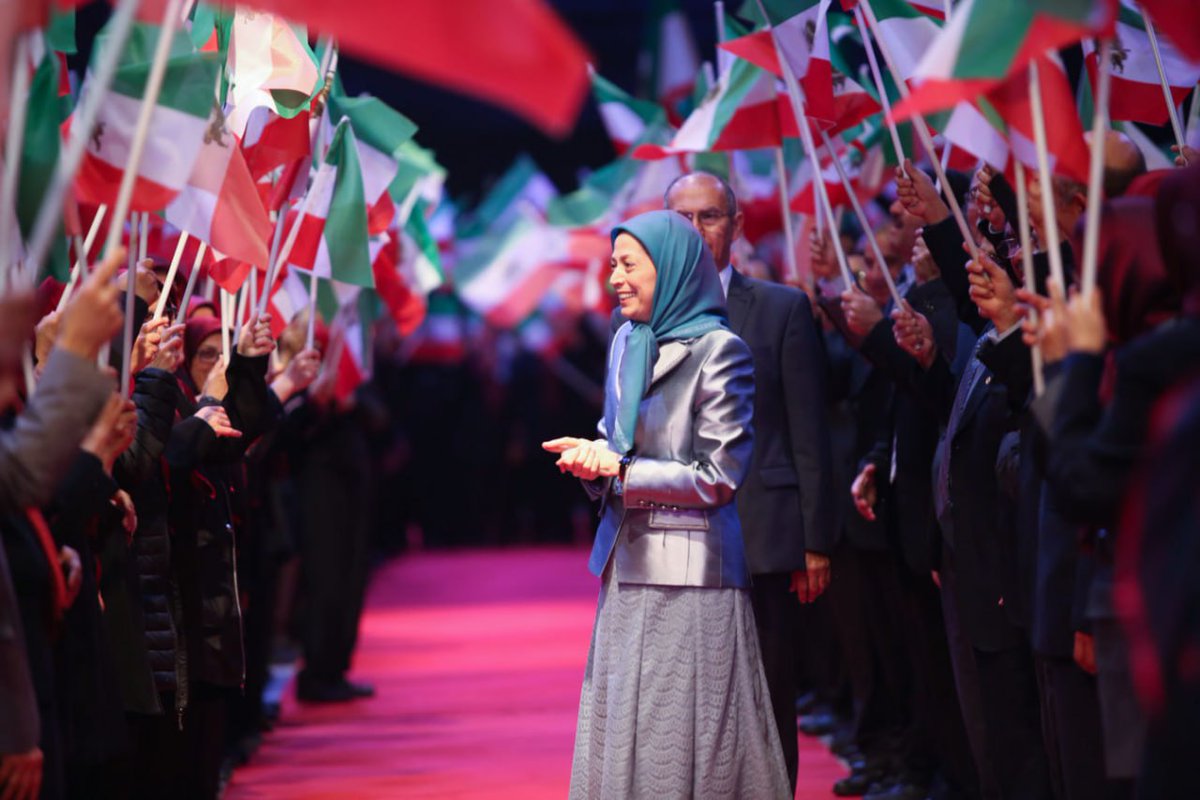 PMOIRAN's tweet photo. ۱۵ شهریور امسال سازمان مجاهدین خلق ایران ۶۱ ساله می‌شود.

🔴مجاهدین از سال ۱۳۴۴ تا امروز حتی یک ثانیه را نیز خارج از جنگ و مبارزه با دیکتاتوری سپری نکرده‌اند و البته بهای خونین و بسیار سنگینی را نیز بابت این ایستادگی خود پرداخته‌اند.

۴۱ سال از این ۶۱ سال با نام مریم گره خورده است. نامی که از ۳۰ خرداد ۱۳۶۴ داوطلبانه و با تمام وجود برای پذیرفتن بار مسئولیت رهبری جنبشی سترگ پا پیش گذاشته و خستگی‌ناپذیر در برابر تمام فشارها و توطئه‌ها، پرچم نبرد با دیکتاتوری آخوندی را به دوش کشیده است.

مریم رجوی توانسته توان ایدئولوژیک و تشکیلاتی خود و سازمانش را به قدرت سیاسی تبدیل کرده و در عرصه‌ی سیاست ملی،‌ منطقه‌ای و بین‌المللی تا آن‌جا که به ایران برمی‌گردد، مجاهدین را به عنوان یک بازیگر اصلی و تعیین‌کننده تثبیت کند.

او بیش از همه می‌شنود، به تمام یارانش به طور یکسان احترام می‌گذارد، همواره در پی ایده و راه‌های جدید در مسیر مبارزه است، هرگز از کرده‌های خود راضی نیست و همواره چشمش به آن چیزهایی است که می‌تواند باشد،‌ از سختی‌ها خم به ابرو نمی‌آورد، هرقدر فشارها بر او بیش‌تر شود، او مصمم‌تر می‌شود، اعتقاد عمیق به قدرت تعیین‌کنندگی انسان در بزنگاه‌های دشوار دارد، توان بسیج و گرد آوردن سیاستمداران از ۴ گوشه‌ی دنیا بر سر آرمان سرنگونی رژیم آخوندی را دارد، آزادی ایران را همواره بالاتر از منافع فردی و سازمانی خود قرار می‌دهد، علی‌رغم تراکم کاری بسیار بالا، همواره برای شنیدن مشکلات دیگران و کمک به آن‌ها وقت دارد، به جای جا خوردن از اشکالات و نکرده‌های دیگران، خود را مسئول حل آن مشکل دانسته و در صف نخست پرداخت بهاست و...

نفی و حذف سایرین در دیدگاه او جایی ندارد، هر چه هست تواضع است و شنیدن و تلاش برای شکوفا کردن قوای خلاقه‌ی دیگران.

او نشان داده که در عرصه‌ی سیاسی اهل باج دادن به هیچ کسی که بخواهد منافع مردم ایران را زیر پا بگذارد نیست و در عین حال از هر تلاشی برای سرنگونی آخوندها به غایت استقبال می‌کند.

شعار او «می‌توان و باید» است. او معتقد است انسان توان غلبه بر هر مانع و سختی را دارد به شرط این‌که زنجیرهایی که ذهنیت‌های برآمده از مناسبات استثماری بر دست و پای او بسته‌اند را بشکند،‌ پس باید که چنین کند و حتی که شده با چنگ و ناخن و دندان برای هدف آزادی برزمد.

مریم رجوی در ۴۱ سال گذشته نشان داده که سیمای راستین ایران آزاد آینده است، چرا که هیچ چیز در نظر او باارزش‌تر از آزادی انسان‌ها نیست.

او به همین دلیل گرانیگاه آرمانی مجاهدین  و هوادار مجاهدین و کانون‌های شورشی است، کسانی که در او چهره‌ی فداکارترین رهبر معاصر را می‌بینند.

پیام او به نسل جوان ایران این است که: «ناباوری و یاس و بی‌تفاوتی را که وسوسه‌ی مرگ‌آور ولایت فقیه است، در هم بکوبید. نمی‌شود و نمی‌توان و فایده ندارد، همه و همه، پیام‌های شومی است که ولایت فقیه مثل مواد مخدر در جامعه‌ی ایران ترویج می‌کند. در مقابل این رژیم و روح شیطانی و اسارت‌آورش بپا خیزید و دست در دست اشرف‌نشان‌ها و جوانان قیام‌آفرین، کانون‌های شورشی را در همه جا برپا کنید. می‌توان و باید و پایان دادن به کار این رژیم پوسیده‌ی ارتجاعی شدنی و در دسترس است و از دست شما ساخته است.»

#مجاهدین_خلق
#مریم_رجوی
#آزادی_ایران