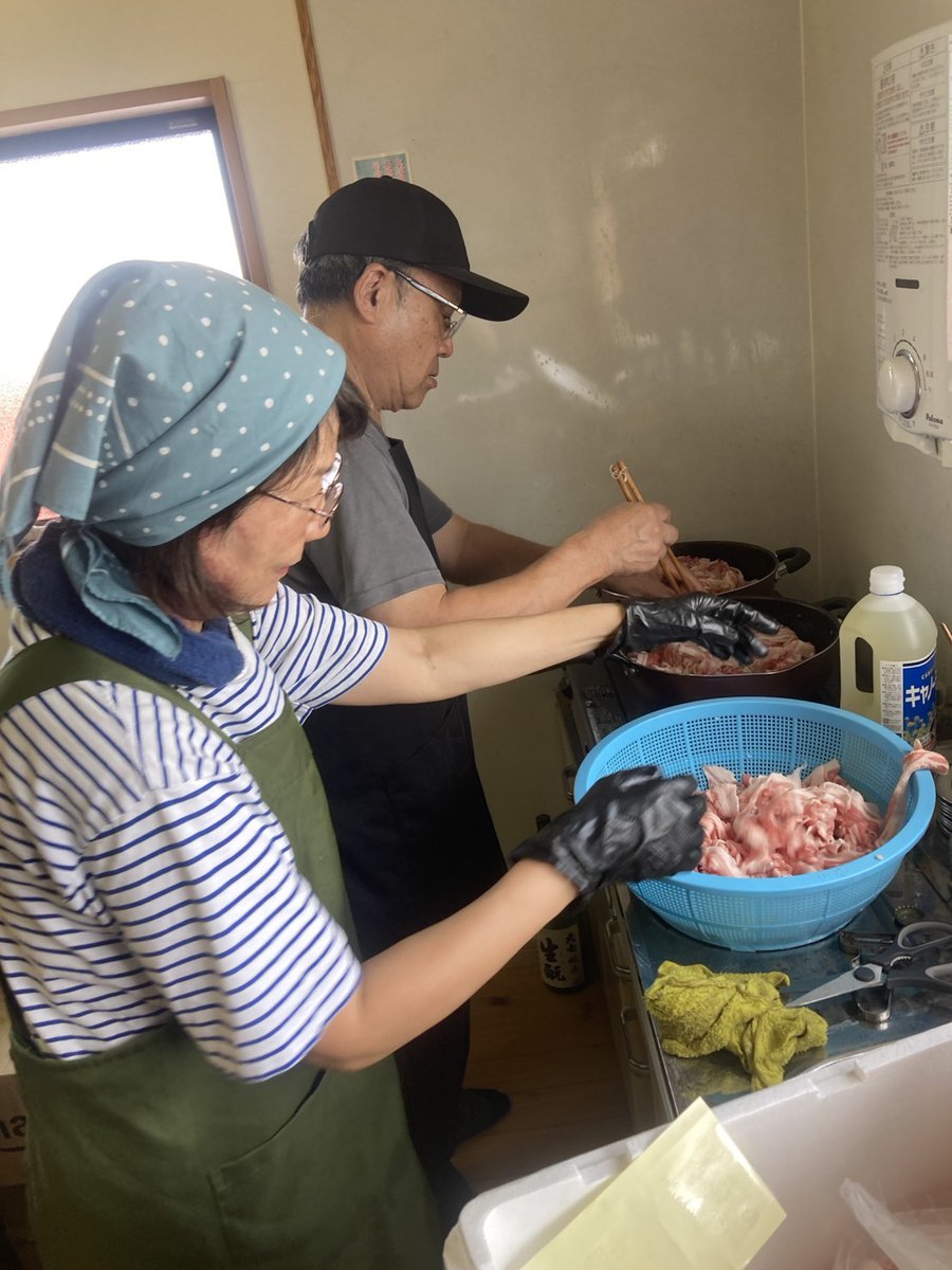 lovepocketfund's tweet photo. 令和8年熊本地震支援プロジェクト
皆さまのご支援に、心から感謝いたします。

第一弾支援について、現地の写真が届きました。

八代青年会議所では、自ら物資を取りに行けない被災者のためにご自宅まで物資を運んだり、地元の飲食店と連携し炊き出しの支援などを行っています。

ご自宅まで物資を配送した高齢の被災者からは
「すごく助かります。水分、お茶とか水とか、 重い物とかが特に。」という声も寄せられているとのことです。

https://t.co/FhvzoDfVSQ

#lovepocketfund
#ラブポケットファンド
