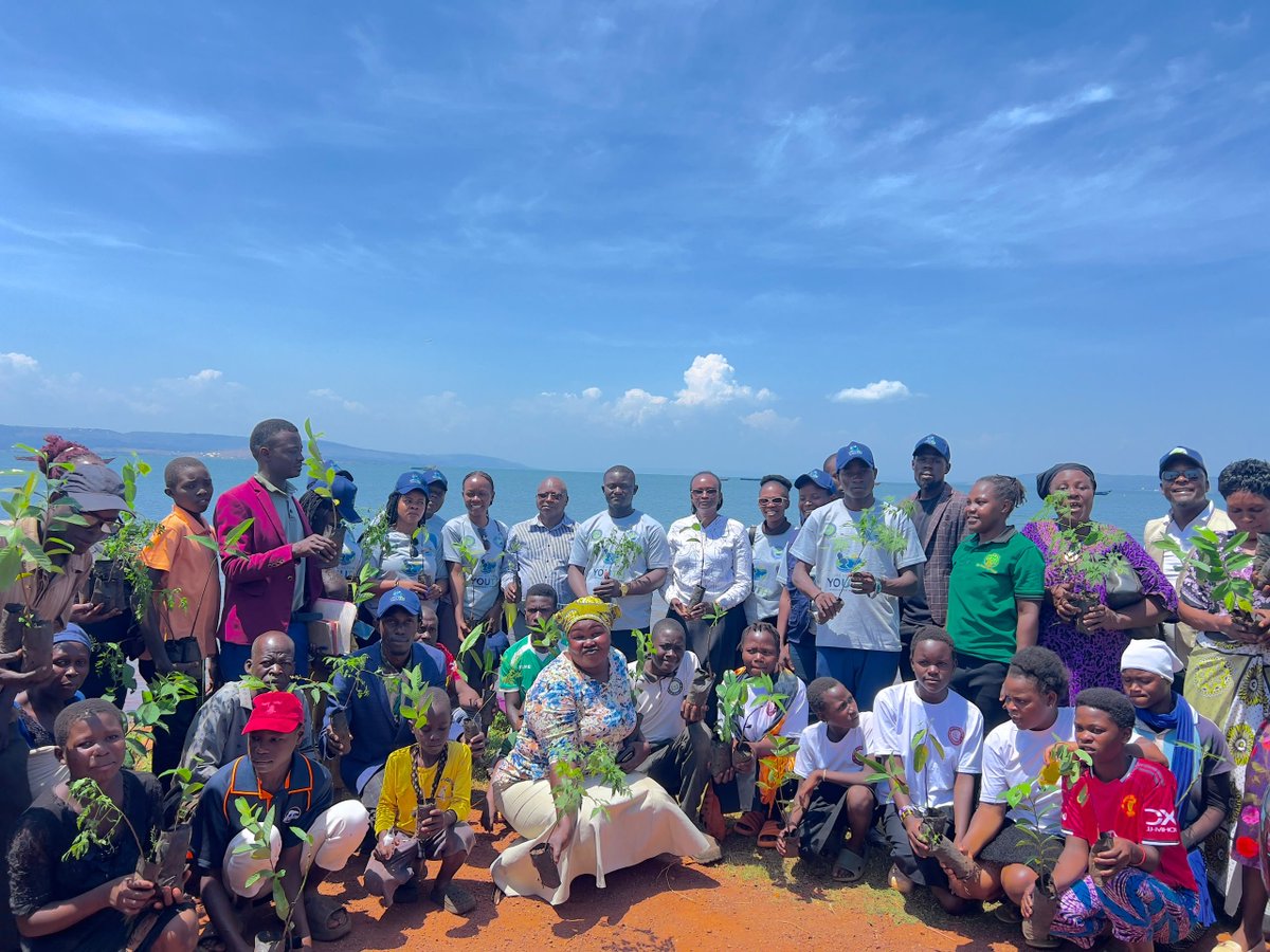 FishInitiatives's tweet photo. Lake Victoria Youth Ambassadors for healthy, resilient and sustainably managed L.Victoria Basin where young people are empowered &amp; actively leading conservation, climate action, sustainable livelihoods &amp; environmental governance.
#SaveLakeVictoria
#YouthInAction
#ClimateAction https://t.co/liJOb0IM56