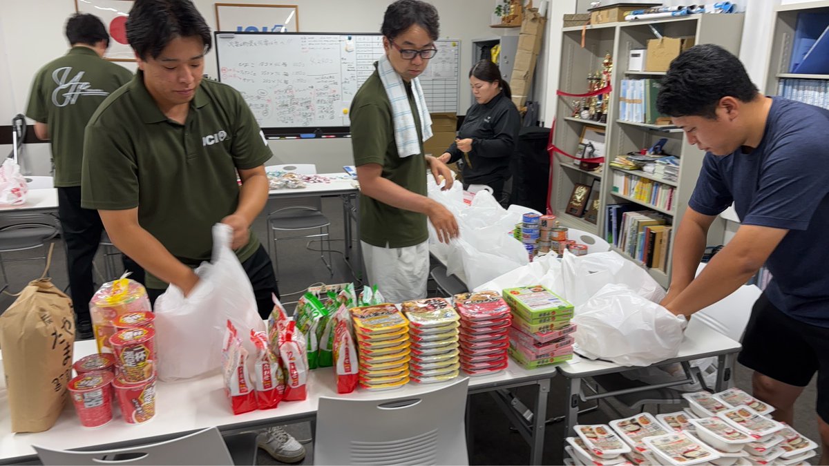 lovepocketfund's tweet photo. 令和8年熊本地震支援プロジェクト
皆さまのご支援に、心から感謝いたします。

第一弾支援について、現地の写真が届きました。

八代青年会議所では、自ら物資を取りに行けない被災者のためにご自宅まで物資を運んだり、地元の飲食店と連携し炊き出しの支援などを行っています。

ご自宅まで物資を配送した高齢の被災者からは
「すごく助かります。水分、お茶とか水とか、 重い物とかが特に。」という声も寄せられているとのことです。

https://t.co/FhvzoDfVSQ

#lovepocketfund
#ラブポケットファンド