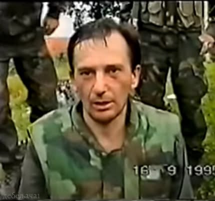 DraganVukadino9's tweet photo. МУЧИЛИ СУ ГА И СВЕ СНИМАЛИ.
А ОНДА МУ ПРЕД КАМЕРОМ ОДСЕКЛИ ГЛАВУ.

Био је то Раде Рогић, супруг и отац две мале девојчице.
Јула 1995. године Раде је био у саставу Радничког батаљона Војске Републике Српске, са којим је упућен на бихаћко ратиште.

Током једног извиђачког задатка, у рејону између Бихаћа и Босанске Крупе, код села Гудовац, заробили су га муџахедини, припадници јединице „Хамзе“ 505. бужимске бригаде.

Били су то страни исламски борци који су током рата у БиХ стизали из различитих арапских и других муслиманских земаља, међу којима су били Саудијска Арабија, Египат, Иран, Алжир, Палестина и друге.
Вођени идеологијом џихада, стављали су се у службу Армије БиХ.

Над српским цивилима и заробљеницима починили су бројне и тешке злочине.
Његове последње тренутке снимали су камером. Према сведочењима о злочину, Раде је тада говорио да код куће има две ћеркице и молио их да му поштеде живот.

Нису.
Одсекли су му главу, уз повике:
„АЛАХУ ЕКБЕР!“

Снимак његовог мучења и убиства остао је као неми доказ свирепости која му је нанета.
За тај злочин, до данас нико није одговарао.

Ето против кога су се наши јунаци борили.
Ето од каквог је зла наш народ чувао своје куће, породице и децу.

Ето шта су гледали и чему су били изложени они који су стајали на бранику отаџбине.
Слава свим палим борцима.

А теби, генерале Ратко Младићу, хвала што си био на челу оних који су бранили свој народ.

Повест није туђа реч, не поклањајмо је другима!

Милош Стојановић
