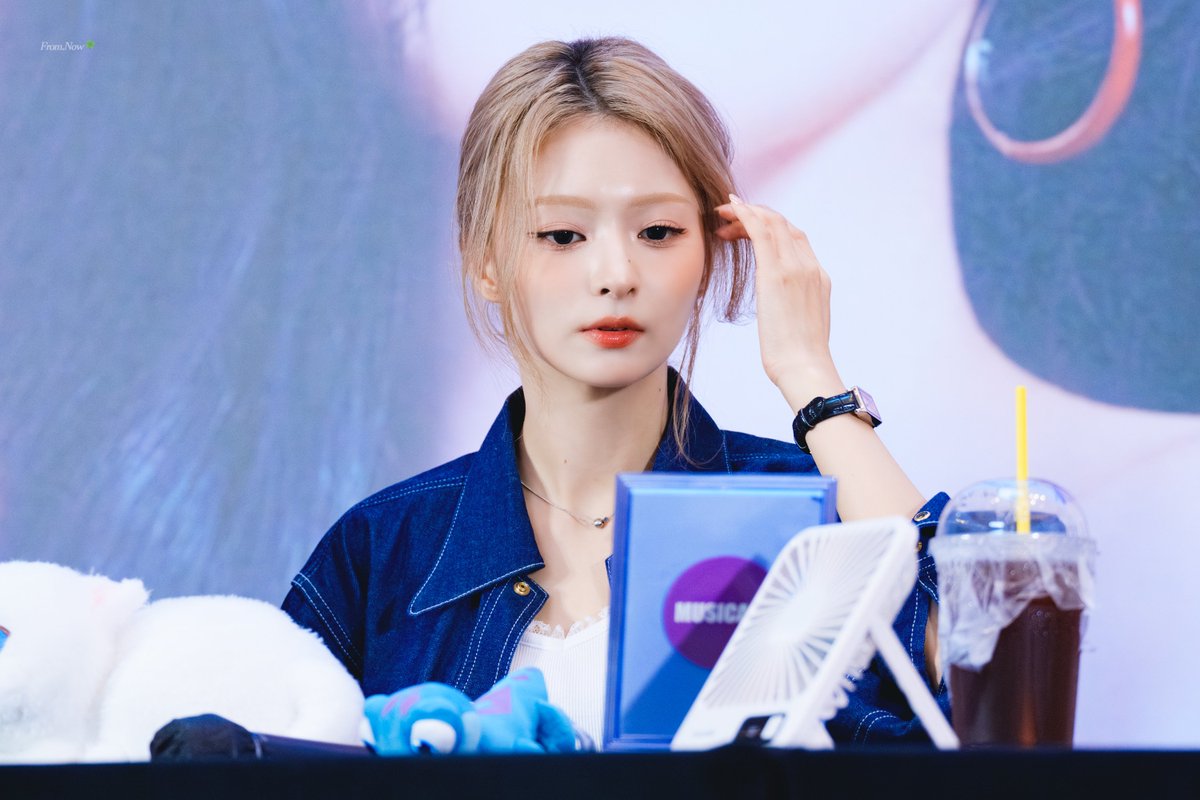Fromis_Before's tweet photo. 크롭방향은 언제나 고민이야 https://t.co/ZnrLZAAQEq