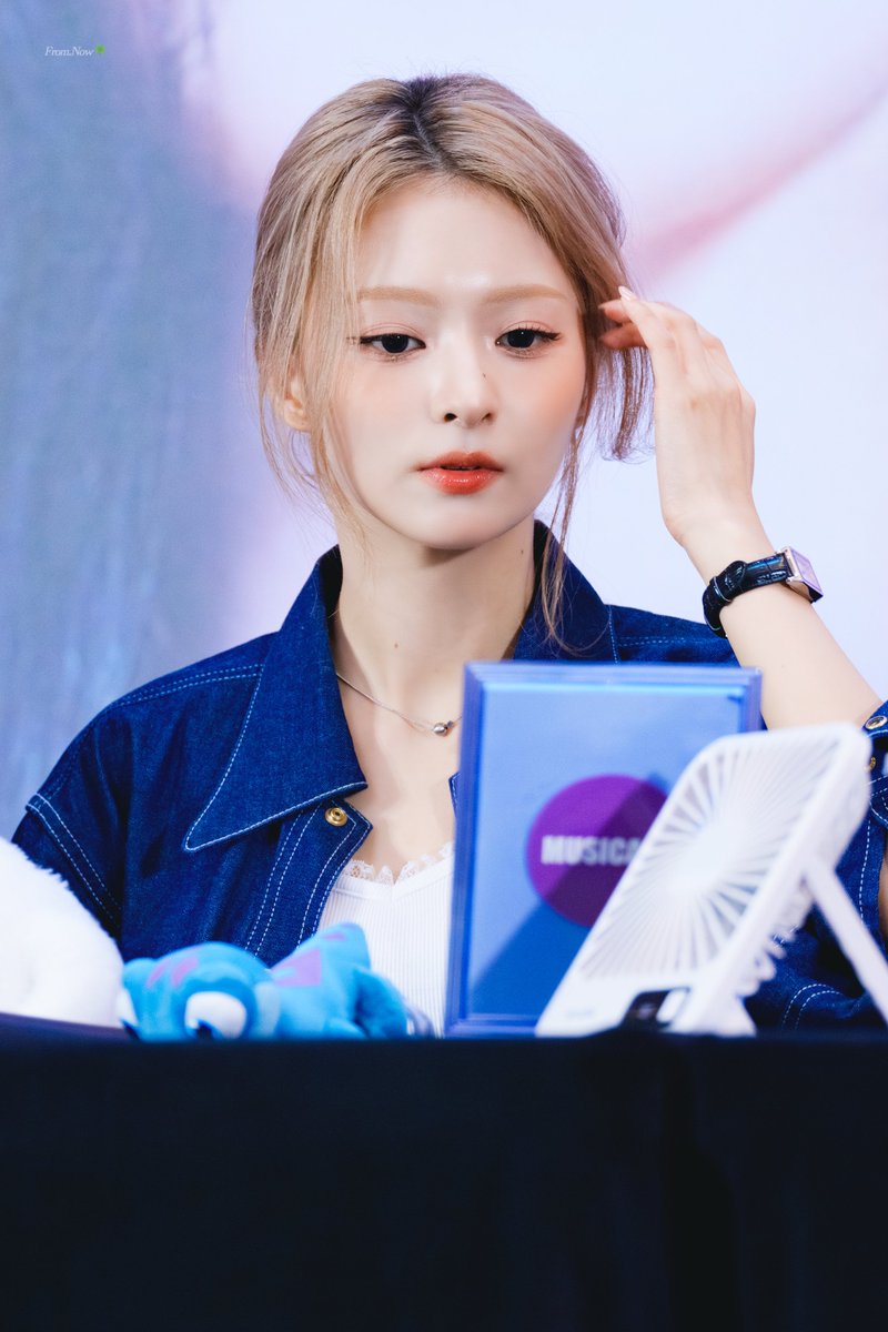 Fromis_Before's tweet photo. 크롭방향은 언제나 고민이야 https://t.co/ZnrLZAAQEq