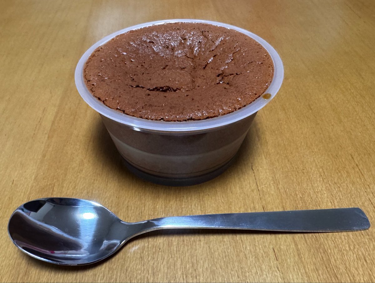 atarayo_wado914's tweet photo. ほら、あの、今月誕生月だからさ
今月は自分に甘くてもいいよね🍫🍮

六花亭さんのチョコスフレプリンだよ https://t.co/aCxB96qwTs