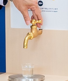 Niigata_Airport's tweet photo. 新潟空港の体験型ブース「新潟で乾杯」
3週目となる9月2日からの「蛇口から日本酒」提供銘柄です。

「越乃寒梅 純米大吟醸 無垢」（石本酒造）
「南八海山「純米大吟醸」（八海醸造）
「醸し香 翠 純米」（小山酒造店）
「真野鶴 大吟醸」（尾畑酒造）
https://t.co/uCEeR3esY1
#新潟で乾杯 #新潟空港 https://t.co/R4JLnBqwKa
