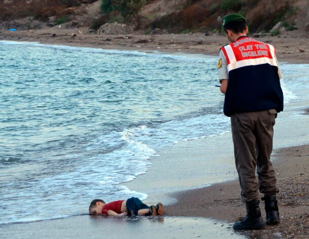 Emilio_Silva_'s tweet photo. Hace 11 años que el cadáver de Aylan Kurdi apareció la costa de Bodrum, Turquía. En ese playa también se ahogó un modelo de Unión Europea que desde entonces no ha dejado de abandonar su defensa de los derechos humanos. https://t.co/o66Eanxcj6