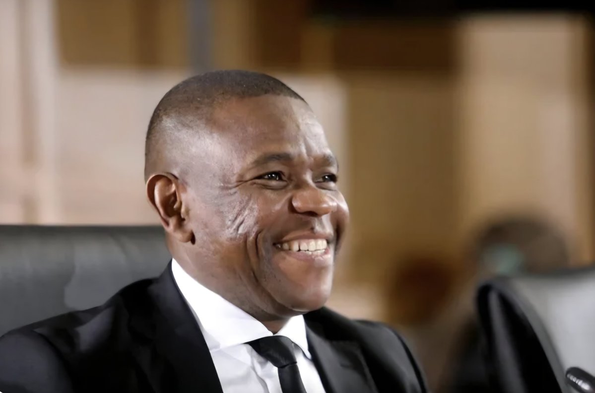 D_Molatoli's tweet photo. Why do people who are anti General Mkhwanazi like saying we have made him an demigod? 😅 He's not a demigod, he's just an ordinary, courageous, brave Police Officer who hates criminals and is determined to fight them to hell and back. What's wrong with appreciating such an individual? Nkwali yeNkosi! Long Live Sir! 🫡🙏🏽