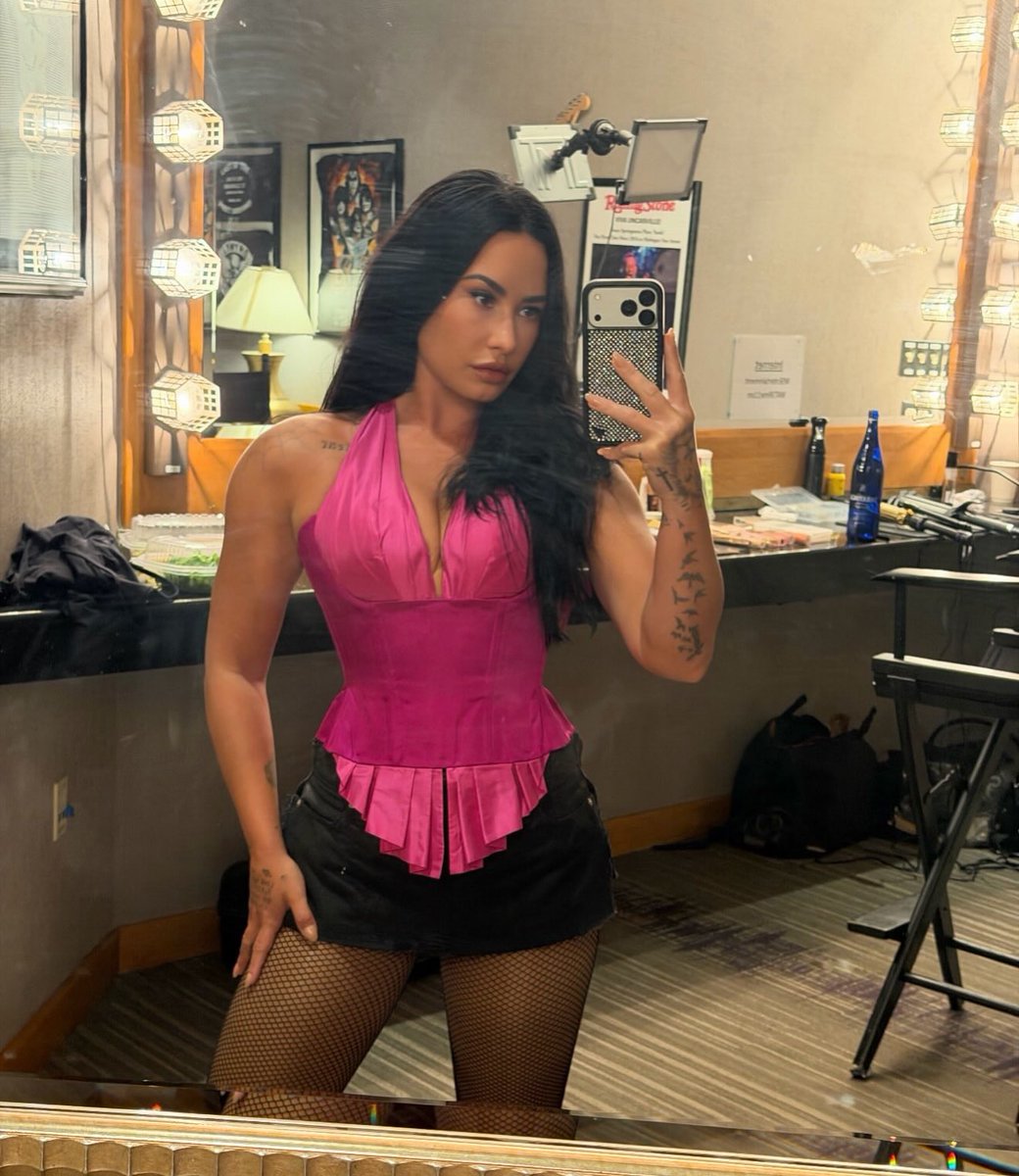 DSlutvato's tweet photo. Love my tour outfits https://t.co/CO4nA5Lpu5