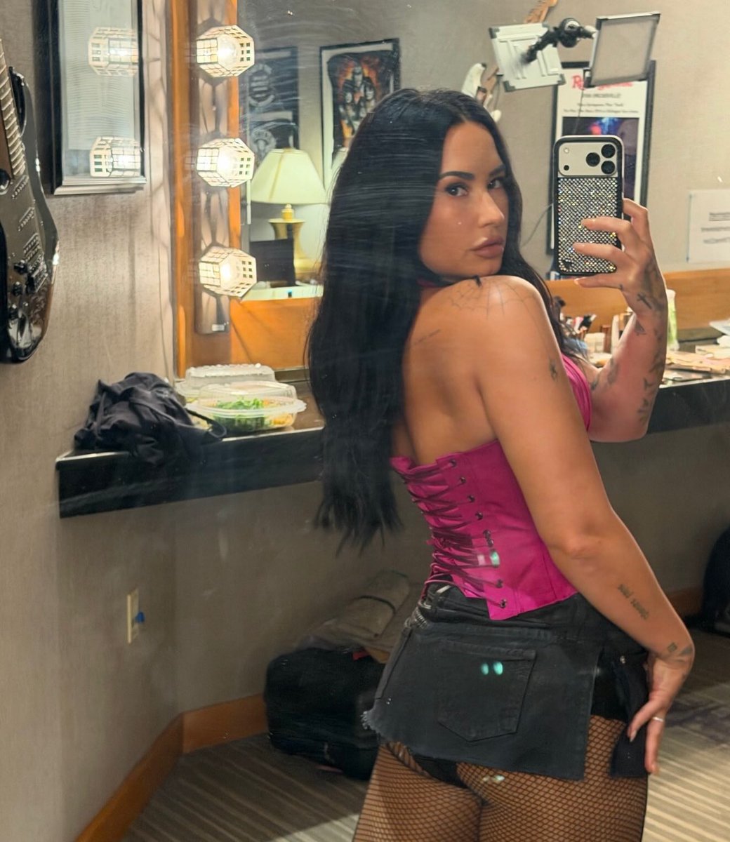 DSlutvato's tweet photo. Love my tour outfits https://t.co/CO4nA5Lpu5