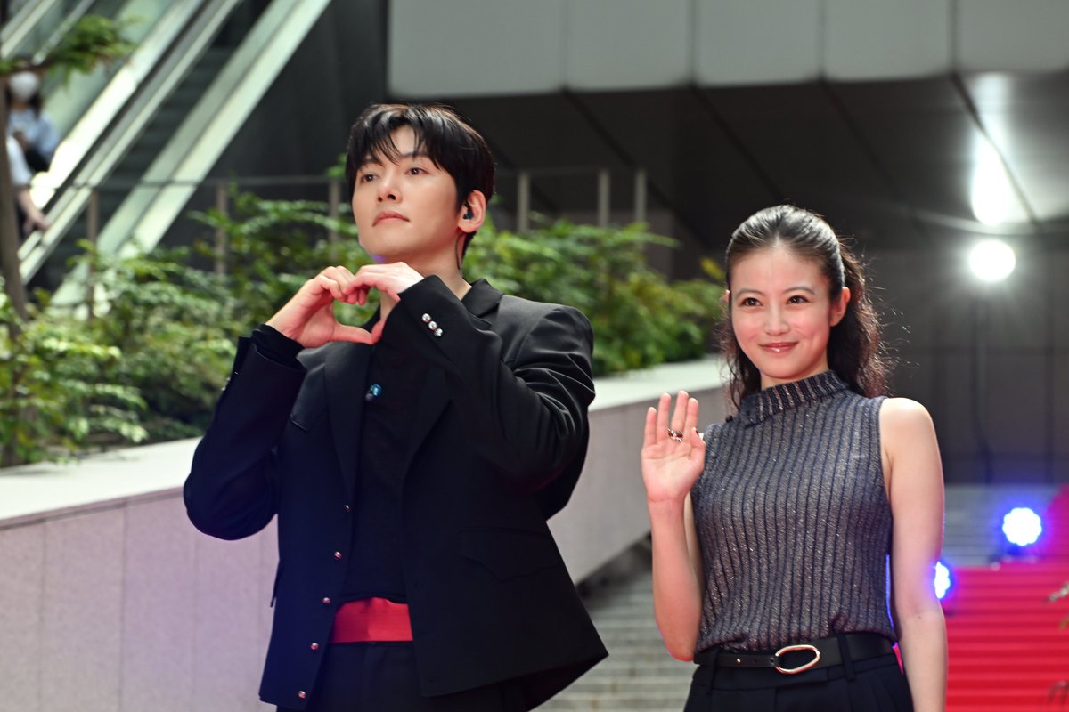 TVGweb's tweet photo. 「日テレDRAMA SHOWCASE」REPORT✍️🏻
----

「メリーベリーラブ」「俺たちの箱根駅伝」
「ハイド&amp;シーク」の出演者が集結📺

トークセッションでは大泉洋が大暴れ
チ・チャンウクと握手＆某ドラマにちなみ…
「別班は走りません！土曜9時！」

https://t.co/NNXUpFPjzm

#日テレドラマ https://t.co/Qe3BnVJDsA