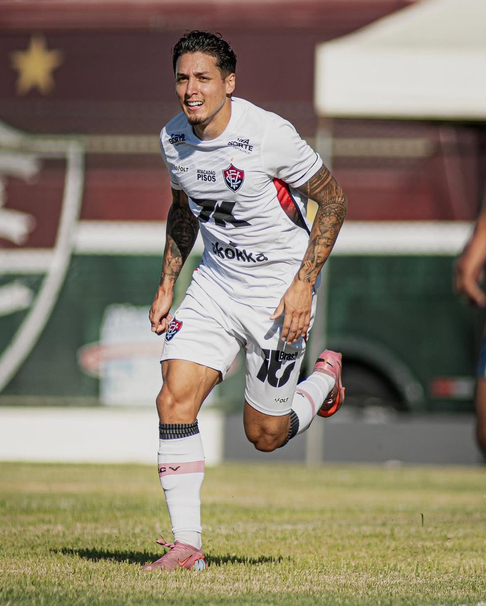GOL_VERSE's tweet photo. 🚨🚨 NAMA BARU MUNCUL DI RADAR PERSIB! 🔵👀

Persib Bandung dikabarkan sedang mempertimbangkan tambahan pemain asing setelah memastikan tiket menuju ACL 2 musim 2026/2027. 

Salah satu nama yang mencuat adalah Kike Saverio, winger asal Ekuador 🇪🇨!

Dengan usia 27 tahun dan kemampuan bermain sebagai sayap kiri, Saverio disebut menjadi salah satu pemain yang masuk radar Persib untuk memperkuat lini serang di kompetisi Asia.

📊 DATA PEMAIN

 Kewarganegaraan: Ekuador
 Usia: 27 Tahun
 Tinggi: 1,78 Meter
 Posisi: LWF / Sayap Kiri
 Nilai Pasar: Rp7,82 Miliar

Jika rumor ini benar, apakah Kike Saverio bakal menjadi salah satu amunisi baru Persib di Asia?

Source Fb : @exploreligaindonesia