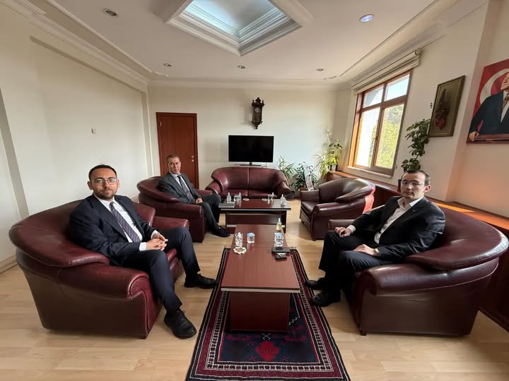 TkdkBalikesir's tweet photo. İl Koordinatörümüz Murat Öncül, İvrindi İlçe Tarım Müdürü Mustafa Demir ile birlikte,  görevine yeni başlayan İvrindi Kaymakamı Sayın Ömer Niğdelioğlu'nu makamında ziyaret etti. https://t.co/uV82os0vpj