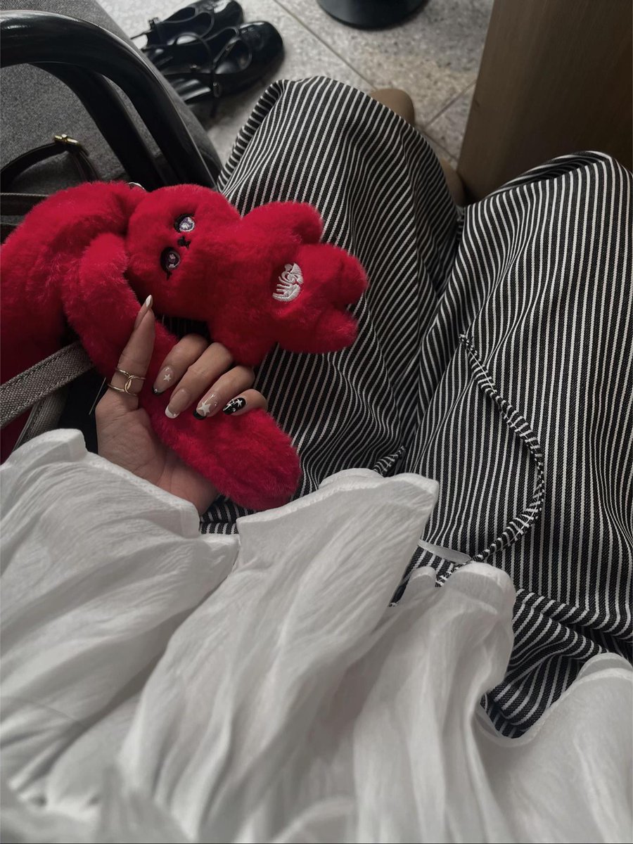 KateSummerr8's tweet photo. 結局のところ、自分が何を感じているかさえ曖昧な時があるよね。説明がつかない感情に名前を付ける必要なんてないのかもしれない。 https://t.co/prX4f31DMQ