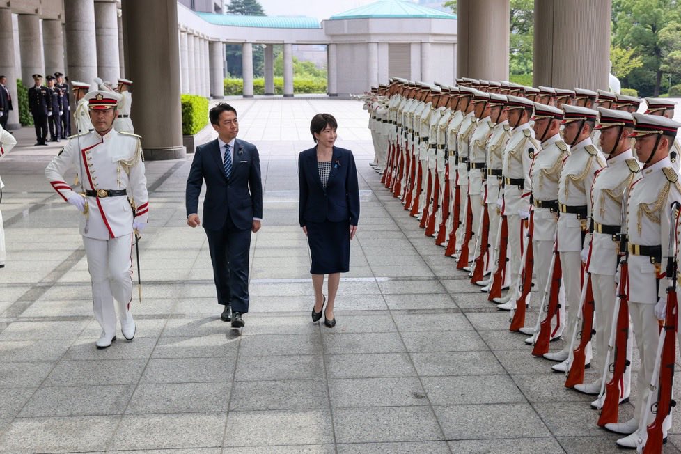 cobta's tweet photo. 高市首相のつくらせた広報アカウントは「紅一点、男を従えているように見える写真」がほんとうに好きです。それが「実力で上り詰めた、女らしさをウリにしないサバサバした女性初の首相」という虚像の根拠になるからです。被災地視察でも現地にいるはずの女性職員は几帳面に徹底的に排除されています。 https://t.co/0akAdlL98l