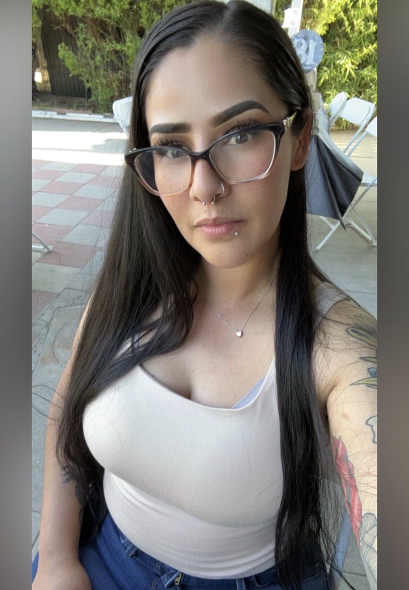 artrioz99's tweet photo. Keep them coming🤤 Doing tribs 🥴 #tribs #gf #cuck #latina #candids https://t.co/QGUqVvTk10