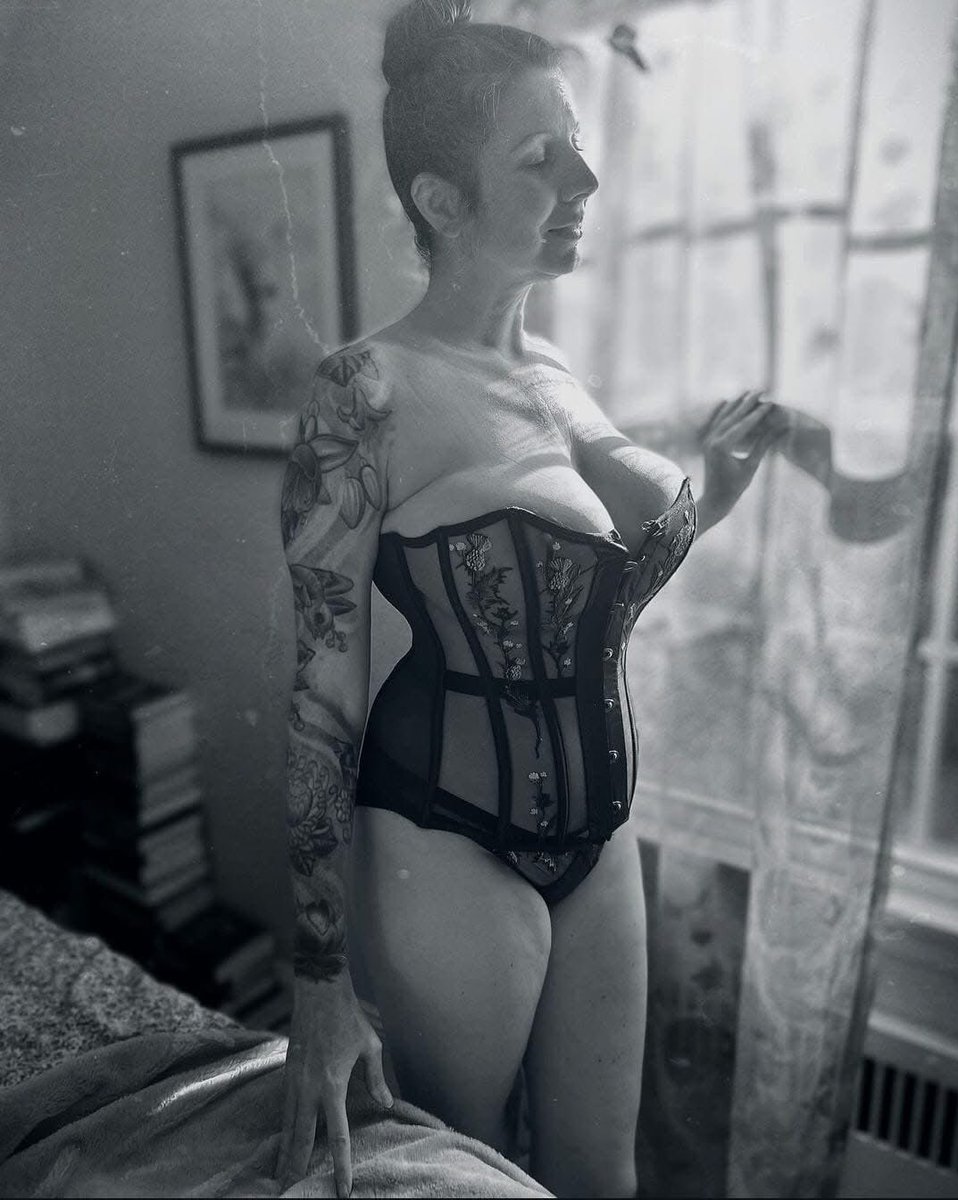 phcbackup's tweet photo. Kneel before your Goddess 💜💜- feeling silly https://t.co/OCfyfLr6h1