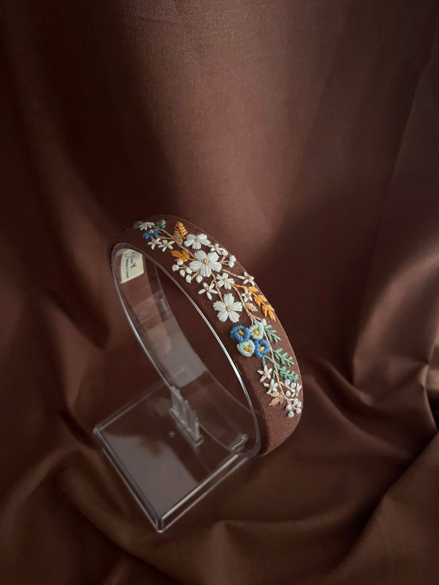 ViFleurVeronica's tweet photo. A small headband can be all it takes to elevate an entire outfit 🌷
From brown and dusty pink to forest green and royal blue, choosing the right color adds an effortless, refined touch.

#Vifleurcraft
#HandmadeAccessories 
#Handembroidery 
#hairband 
#outfitideas https://t.co/teDOkoijS1