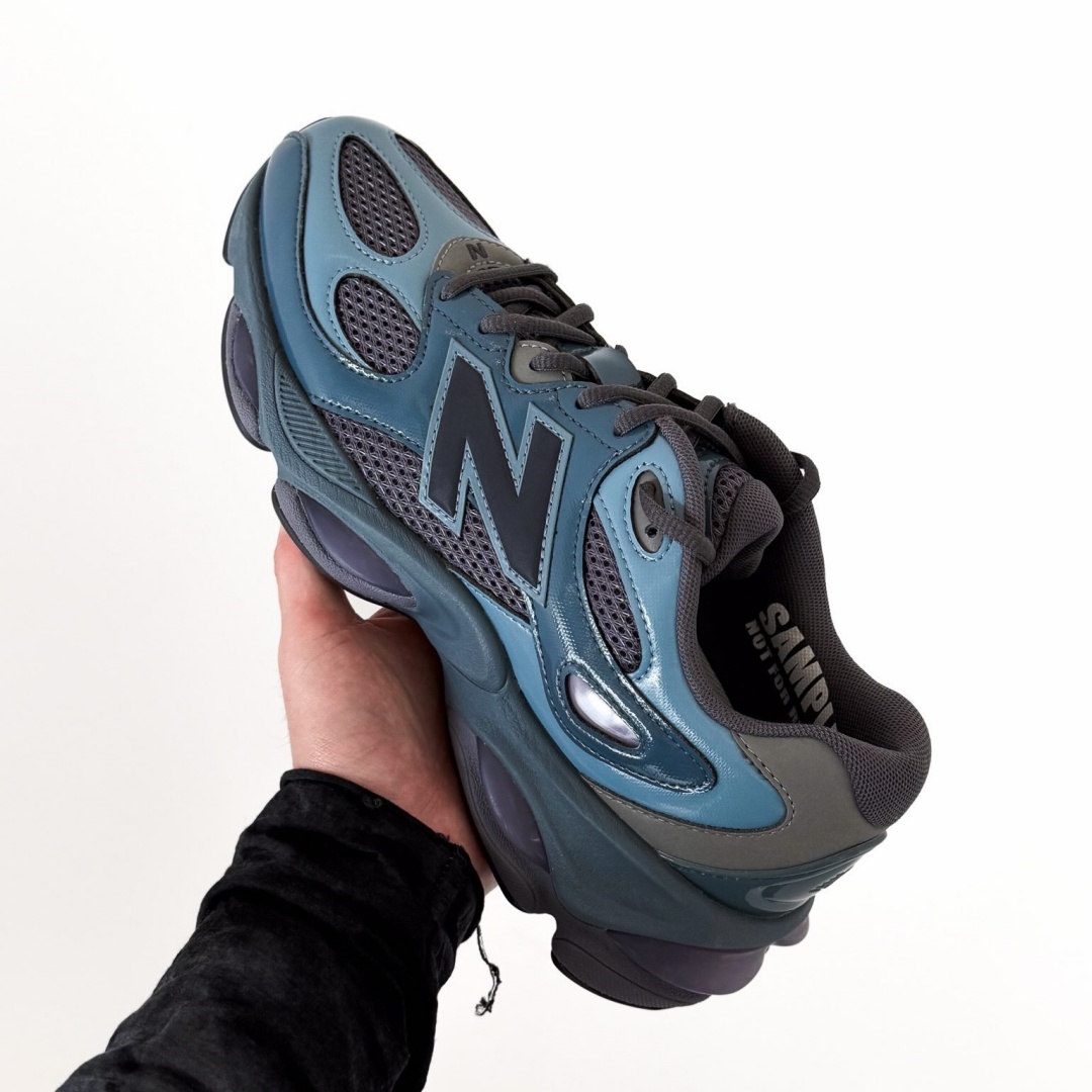 BadSneakersX's tweet photo. 🔵 New shape from Boston

👟 New Balance 983 “Shadow Blue/Zinc Blue”
Style Code: U9835DU

📅 Release: October 1 2026

💰 Price: $160

2000s running DNA pulled into a new lifestyle model. Rounded overlays, patent N, sculpted ABZORB SBS midsole with wave tooling. Coco Gauff just debuted it ahead of the US Open.

#NewBalance #NB983 #SneakerDrop #BadSneakersX