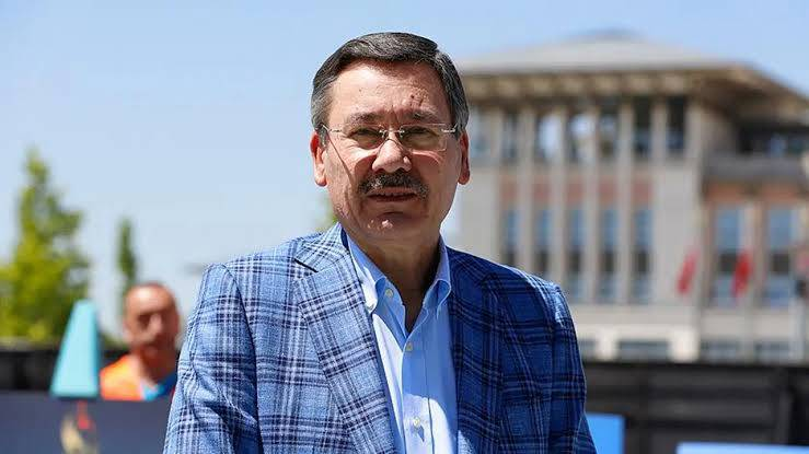 EtkiliHaberYY1's tweet photo. Ankara Büyükşehir Belediyesi'nin Melih Gökçek hakkındaki suç örgütü şikayetindeki FETÖ ayrıntısı ortaya çıktı.

2008 yılında Emniyet'in eğitim tesisi kurmak için istediği arazi TOKİ tarafından satışa çıkarıldı ve araziyi 2 kooperatif satın aldı.

Araziyi bu 2 kooperatifin satın almasının ardından Melih Gökçek yönetimindeki ABB, 7 kere imar değişikliği yaparak, inşaat iznini oldukça yüksek seviyeye çıkardı.

Melih Gökçek'in yüksek imar artışı verdiği bu 2 kooperatifin yöneticilerinin FETÖ'den ihraç edilen yargı mensupları olduğu öğrenildi.

ABB'nin şikayet dilekçesinde Melih Gökçek'in imar artışı yoluyla FETÖ'ye finansman sağladığı belirtildi.

(Aytunç Erkin)