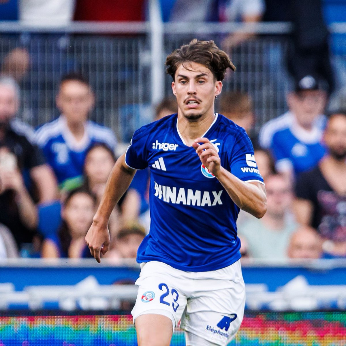ActuL1_'s tweet photo. Le mercato TOTALEMENT FOU du RC Strasbourg ! 🥵💙🤍

Le Racing a enregistré 17 recrues (dont Conrad Harder, Deivid Washington et Dario Essugo dans le money-time) pour 22 départs. 😱

Malgré cette refonte complète de l'effectif, le club alsacien affiche un bénéfice de plus de 100 M€ sur l'été, notamment grâce à la vente de Guéla Doué.