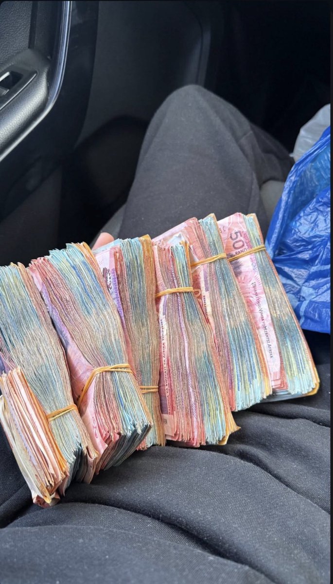 Ndlombango's tweet photo. He says that Zolani Tete shot and paralysed him. The grapevine says that he was a drug dealer for the Nigerians. The shot him after he ate their drugs money. Hhai kuningi ngalo mfo. https://t.co/WGZL8l9MUF