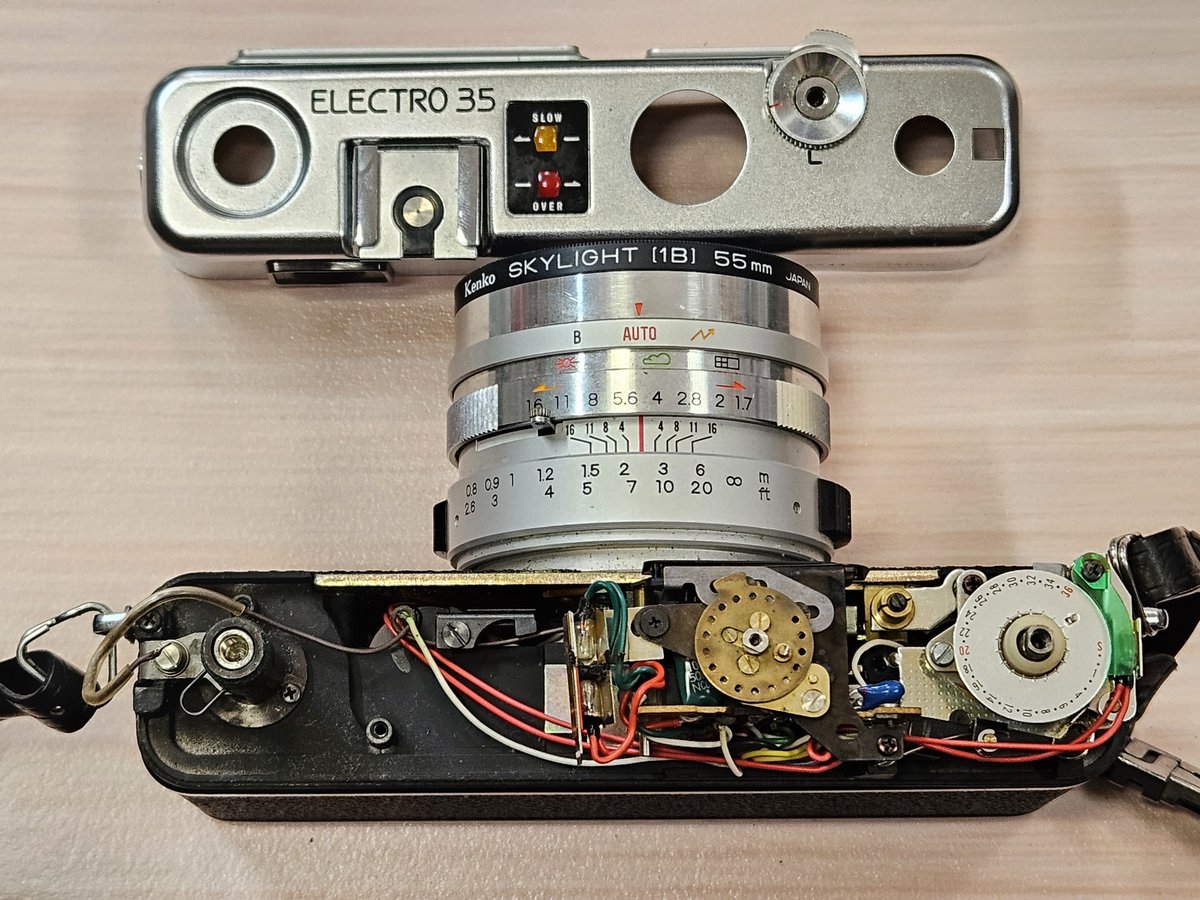 umi1176265's tweet photo. うみのカメラ修理日記📖☡✍

ELECTRO 35 GSN
電池室液漏れで腐食していたので清掃しました。
シャッター作動不良で修理しました。 https://t.co/sHyeWRiCEO
