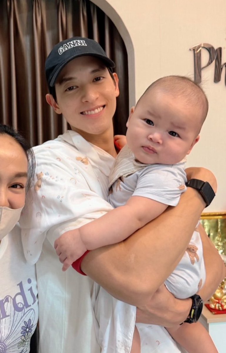 vousjay's tweet photo. พบรัก 7เดือน 10โล ตัวจะใหญ่กว่าพ่อแล้ว กลัวเดือนหน้าพบรักอุ้มเจมส์จิได้อ่ะ 555555555555 https://t.co/pYS3GiEnOK
