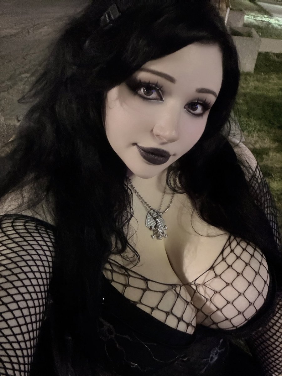 onlyrikuuus's tweet photo. my red flags are big, but my boobs are bigger. https://t.co/JXXU1qy3LE