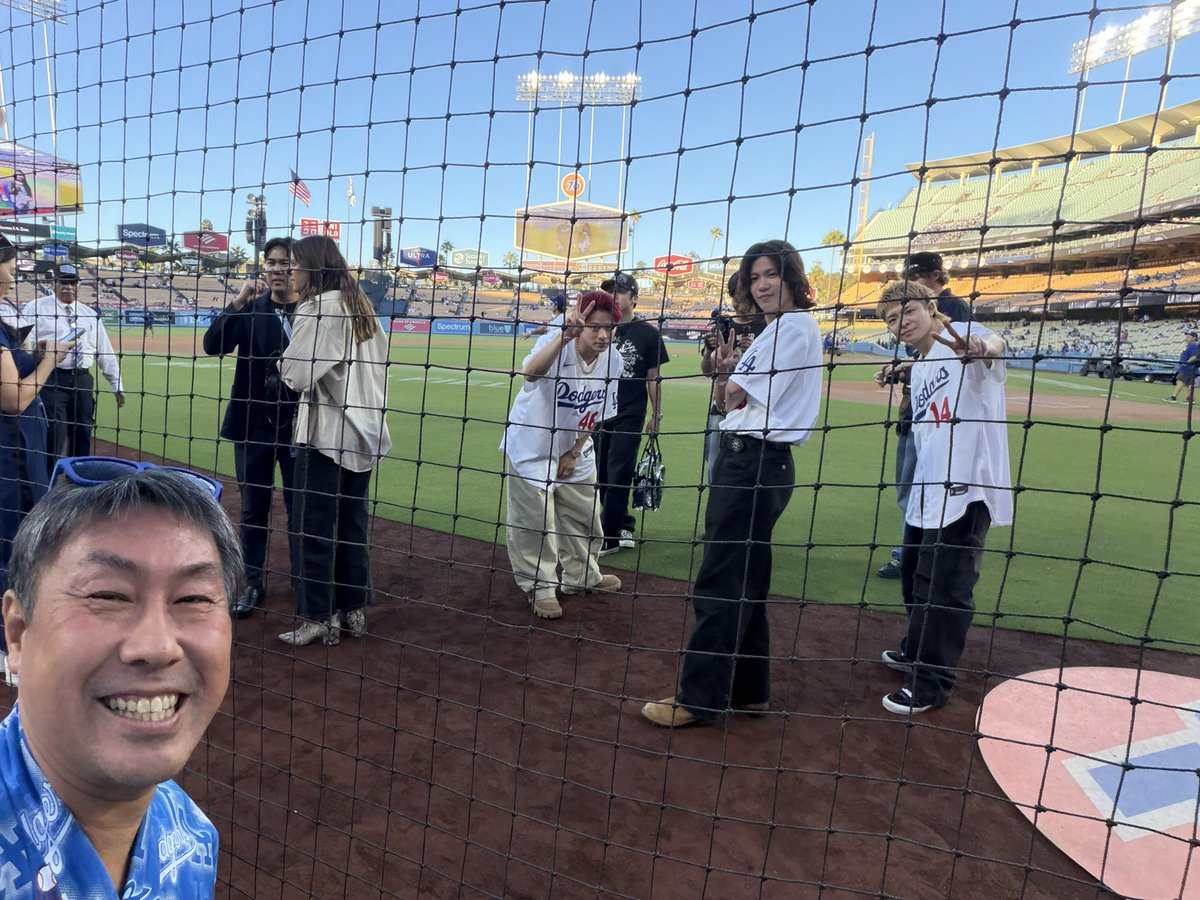nasubi79's tweet photo. 今日は「Number_i」の始球式。

ドジャース浴衣着てたから3人がこちらに向いてくれてセルフィー。

着物の力は恐るべし。

3人とも気さくで好感度抜群！

#Number_i #Number_i_Dodgers #ドジャース始球式 #平野紫耀 #神宮寺勇太 #岸優太 #Dodgers #LADodgers #ドジャースタジアム https://t.co/rONi0nrot1