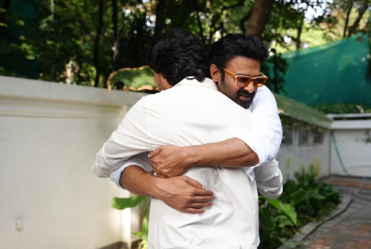 BheeshmaTalks's tweet photo. King Size Darling for His Darling Fan ❤️

#Prabhas #Romanchakam https://t.co/x6rSgENMdD