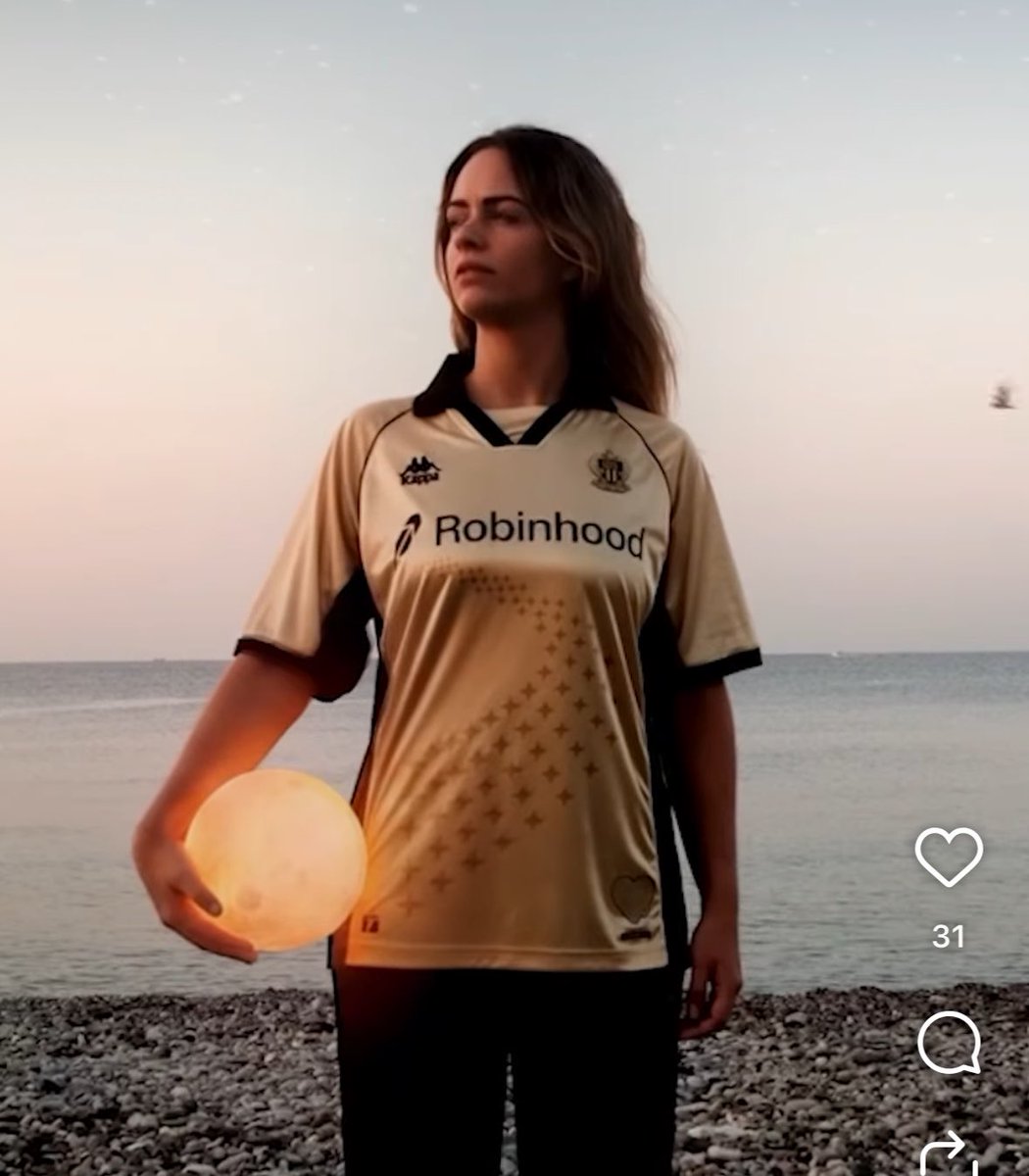 91_matador's tweet photo. J’avoue être plutôt déçu par le 3 eme maillot… je m’attendais à mieux pour l’hommage à nos 86 anges. C’est super simple, pas très recherché et je ne comprends pas pourquoi la couleur or…
#OGCNICE https://t.co/4JWeZQNid6