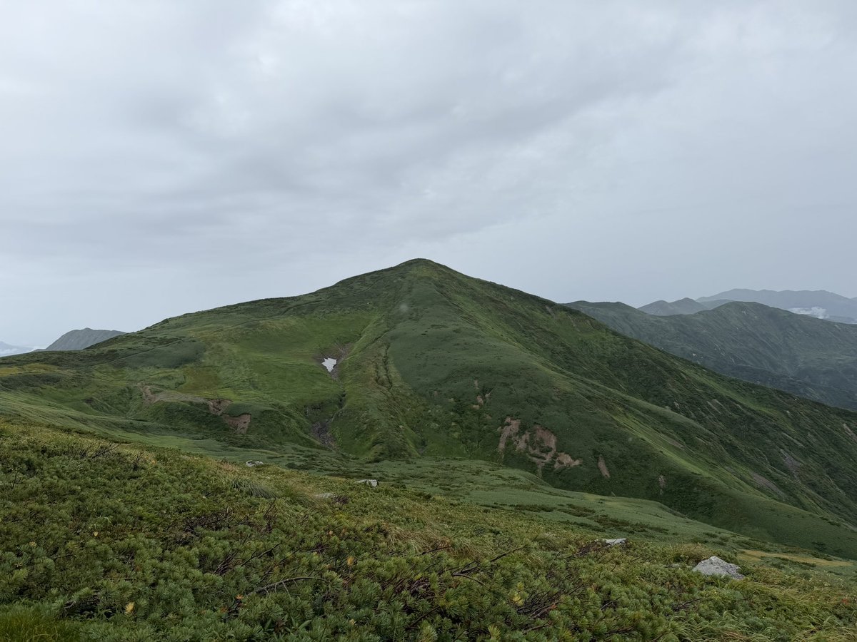 rinrinho's tweet photo. 数日前に行った朝日連峰の大朝日岳と小朝日岳。雨に降られてしまったけれど、そこまで展望は悪くなくて縦走路もよく見える最高の山域でした。 https://t.co/PR7QrQLQjc