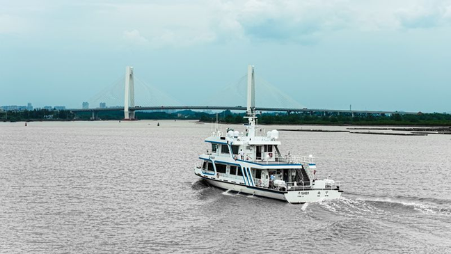 PDChinese's tweet photo. 【平陸運河首艘指揮管理船交付使用】8月31日，平陸運河首艘指揮管理船“平陸001”正式交付使用。該船集航道巡查、通航調度、水上應急指揮等功能於一體，是運河上第一艘正式入列的指揮管理船。

目前，“平陸001”已順利抵達欽州水上綜合服務區。下一步，“平陸001”的智慧航行系統將與運河岸基設施展開全面聯調聯試，實現數據融合、遠程感知與輔助決策等智慧化功能，為即將通航的平陸運河提供堅實的水上保障。