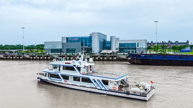 PDChinese's tweet photo. 【平陸運河首艘指揮管理船交付使用】8月31日，平陸運河首艘指揮管理船“平陸001”正式交付使用。該船集航道巡查、通航調度、水上應急指揮等功能於一體，是運河上第一艘正式入列的指揮管理船。

目前，“平陸001”已順利抵達欽州水上綜合服務區。下一步，“平陸001”的智慧航行系統將與運河岸基設施展開全面聯調聯試，實現數據融合、遠程感知與輔助決策等智慧化功能，為即將通航的平陸運河提供堅實的水上保障。