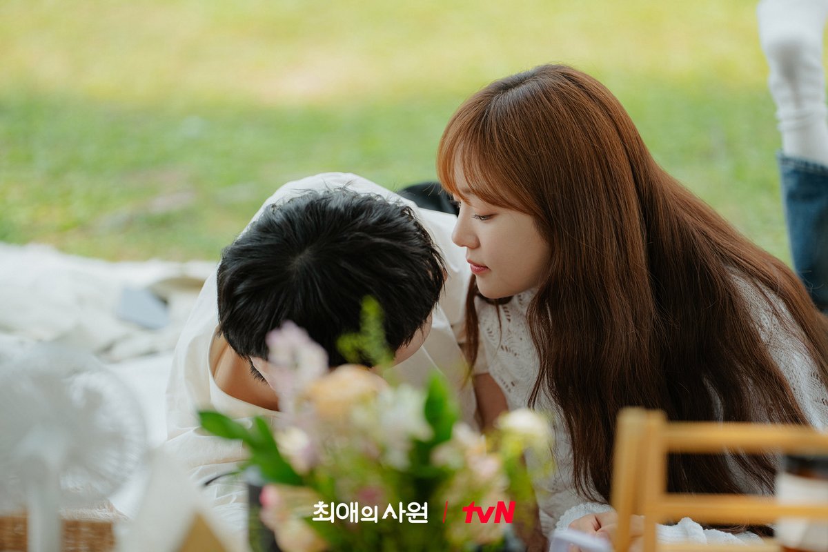 uradiantseason's tweet photo. picnic date still cuts 🍃
#MyBiasMyBoss https://t.co/qpdZEZNUkL